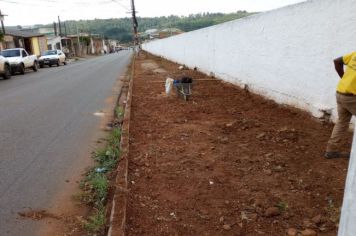 Prefeitura realiza a reconstrução de calçada no Bairro Vila Nova