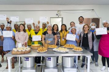 Mais uma turma recebe o certificado de curso profissionalizante na Escola de Gastronomia