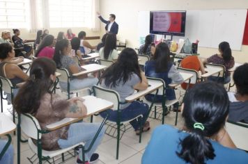 Assistidos pelo Programa Bolsa Auxílio Municipal participam de palestra sobre violência doméstica 