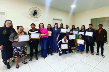 Famílias participantes de curso sobre gestão de negócios recebem certificados 