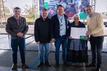 Entrega de títulos de regularização fundiária na Vila São Francisco