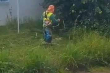 Serviços de roçada e limpeza são realizados em diversos pontos da cidade