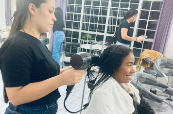 Mulheres assistidas participam de Dia de Beleza
