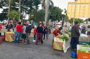 Feira Livre que comercializa produtos da Agricultura Familiar é realizada
