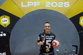 Atletas do futebol feminino, que hoje brilham no cenário nacional, são parabenizadas