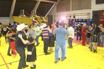 Idosos de Itapeva participam de baile dançante