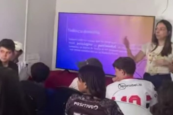 Adolescentes participam de palestra sobre violência contra a mulher