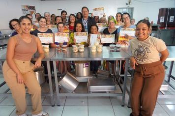 Alunos recebem os certificados do curso de Aproveitamento de Alimentos