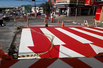 Travessia elevada para pedestres é construída na Avenida José Ermírio de Moraes