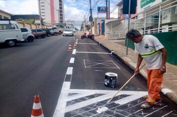 RUA MÁRIO PRANDINI RECEBE PINTURA DE SOLO EM TODA A SUA EXTENSÃO