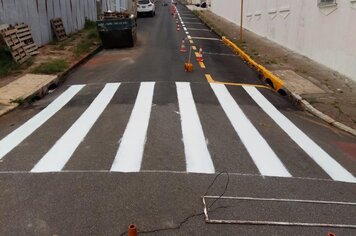 Demutran realiza pintura de solo e faixa de pedestres na Rua Campos Sales