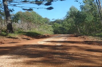 Secretaria de Transportes e Serviços Rurais realiza serviços de passagem de máquina e cascalhamento no Bairro Capoavinha