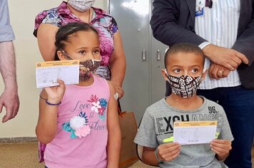 Irmãos Alana e Murilo são os primeiros a tomar a vacina contra a Covid-19 no Quilombo do Jaó em Itapeva
