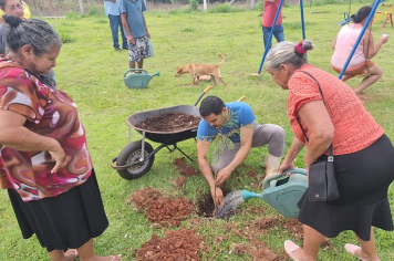 Idosos assistidos pelo CRAS Santa Maria realizam plantio de mudas frutíferas