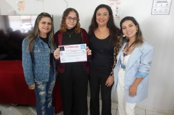  Adolescentes recebem certificado de conclusão de curso