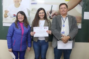 Prefeitura realiza formatura de alunos do curso de designer de sobrancelha e corte e costura 