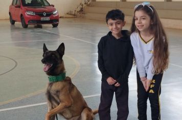 Canil da GCM de Itapeva se apresenta na Escola Rubens Fernando