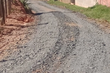 Secretaria de Desenvolvimento Rural e Infraestrutura realiza os serviços de cascalhamento no Bairro Capoavinha