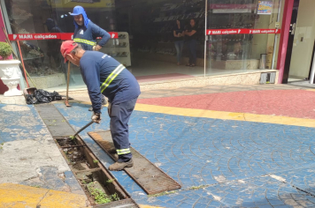 Secretaria Municipal de Administrações Regionais realiza a limpeza das canaletas do Calçadão Dr. Pinheiro.