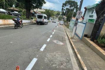 Demutran realiza a pintura de guias e faixas de vagas de estacionamento na Avenida Higino Marques