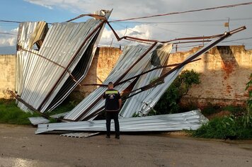 Chuva intensa e forte vento causam estragos em Itapeva