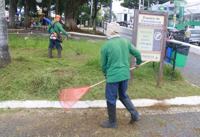 Praça do UPA recebe Serviços de roçada e limpeza