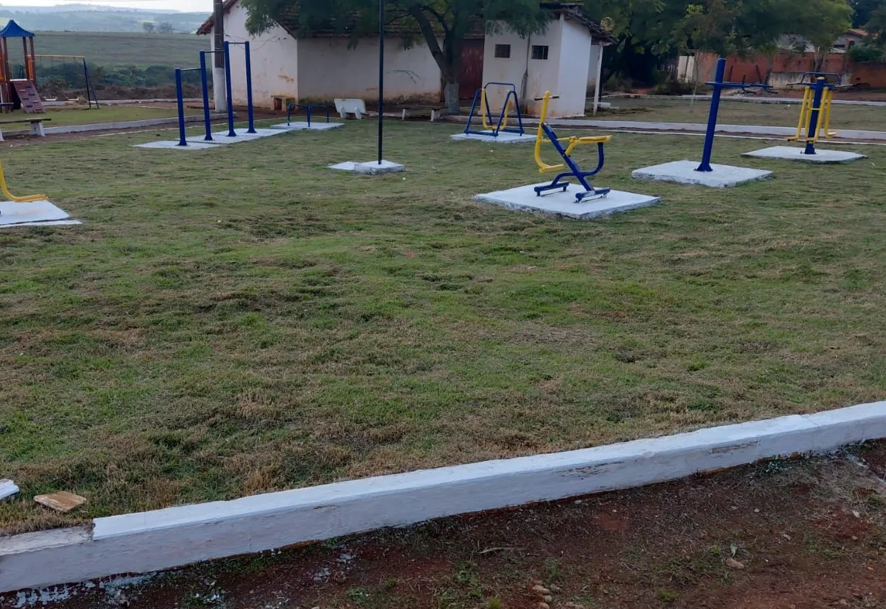 Secretaria de Desenvolvimento Rural e Infraestrutura realiza os serviços de limpeza na praça do Bairro do Avencal