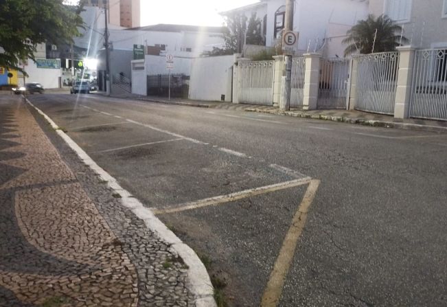 Praças da cidade e logradouros recebem serviços de capina e pintura de guias