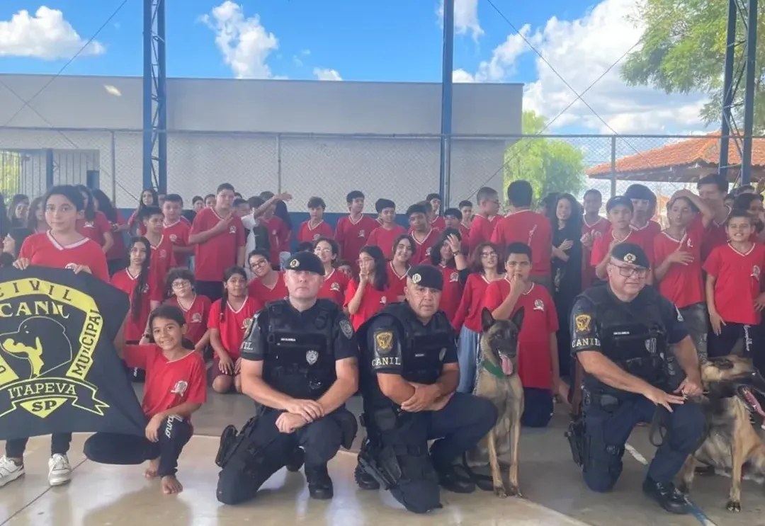 Canil da GCM de Itapeva realiza demonstração na Escola Mauro Albano