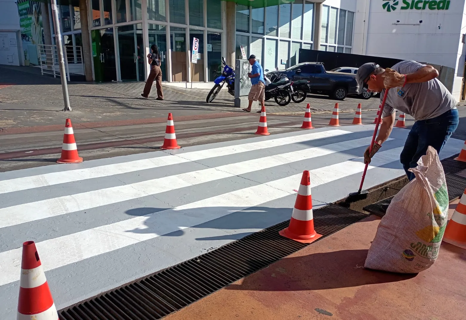 Prefeitura de Itapeva realiza a manutenção de faixas elevadas e galerias no Calçadão Dr. Pinheiro