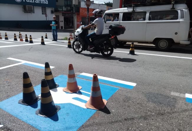 Demutran de Itapeva realiza pintura de sinalização horizontal no centro da cidade