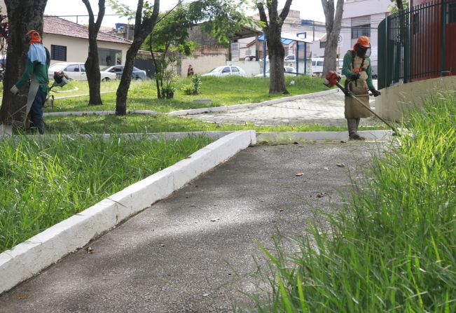 Praça da Vila Aparecida recebe serviços de roçada,  limpeza e poda de árvores