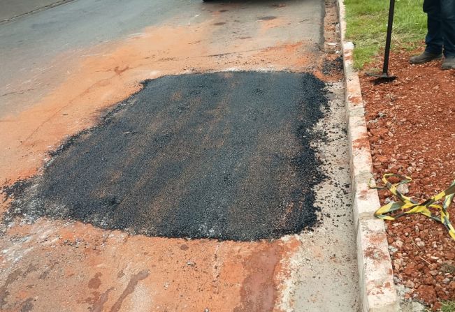 Secretaria de Administrações Regionais realiza os serviços de tapa-buraco na Avenida Paulina de Moraes e Parque Cimentolândia.