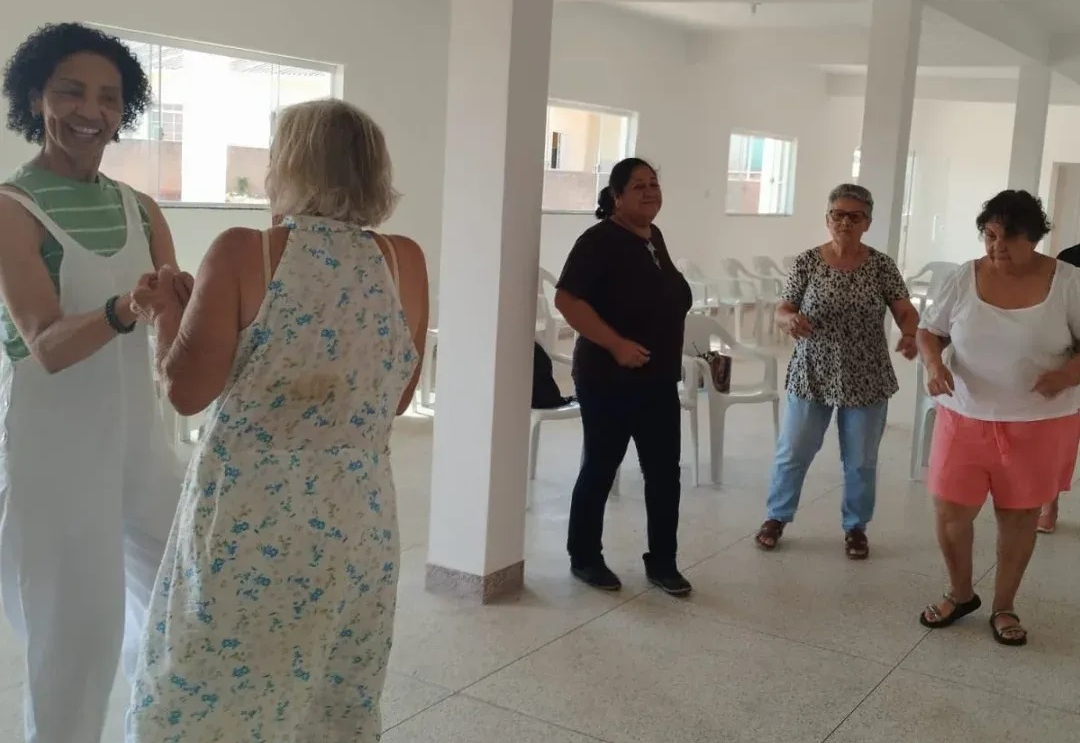 Idosos participam de atividade com dança e conhecimento no CRAS Jd. Maringá
