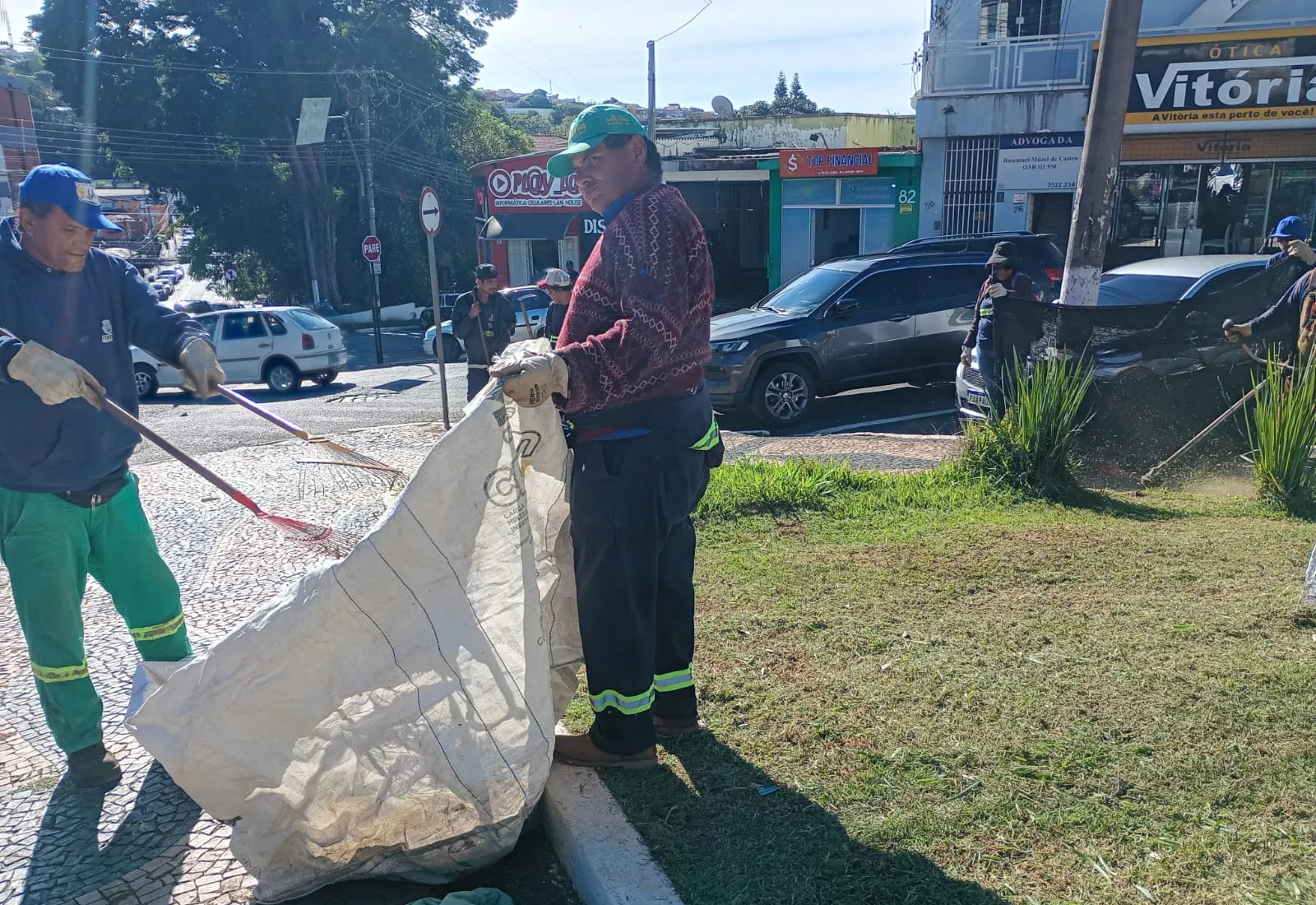 Prefeitura de Itapeva Intensifica Zeladoria no Centro com Limpeza na Praça do Correio