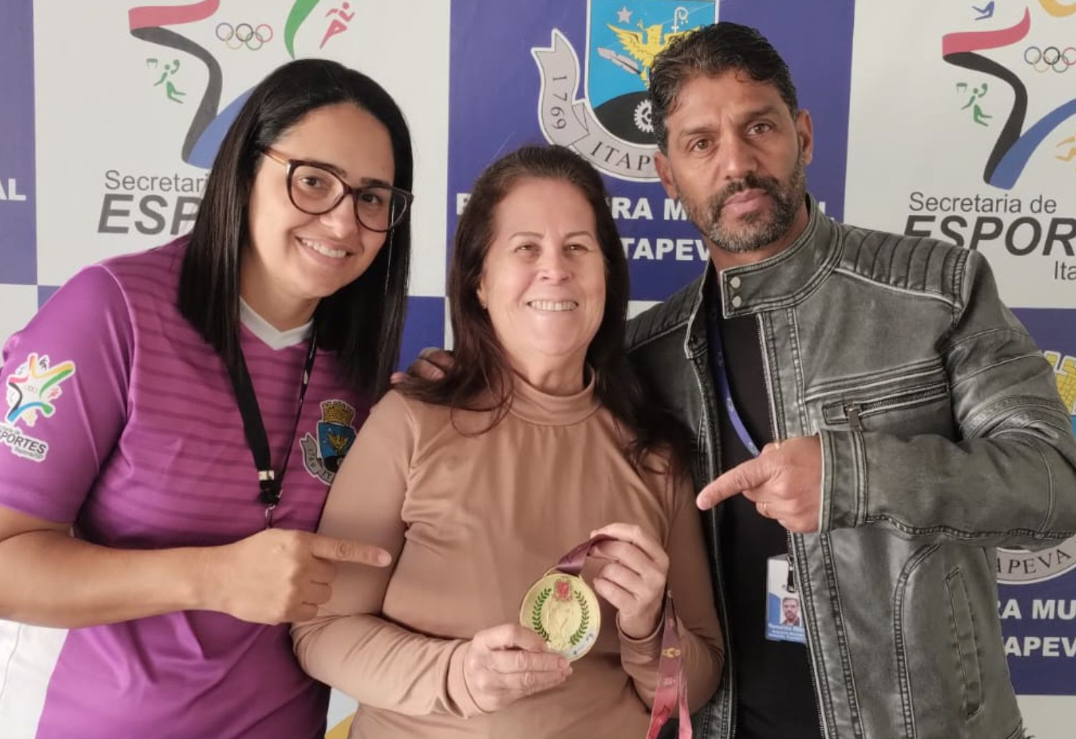 Atleta itapevense que conquistou medalha de ouro é recebida na Secretaria de Esportes