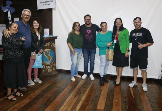 Participantes de concurso fotográfico com animais de estimação recebem certificados 