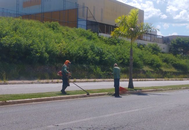 Diversos locais de Itapeva recebem serviços de roçada e limpeza