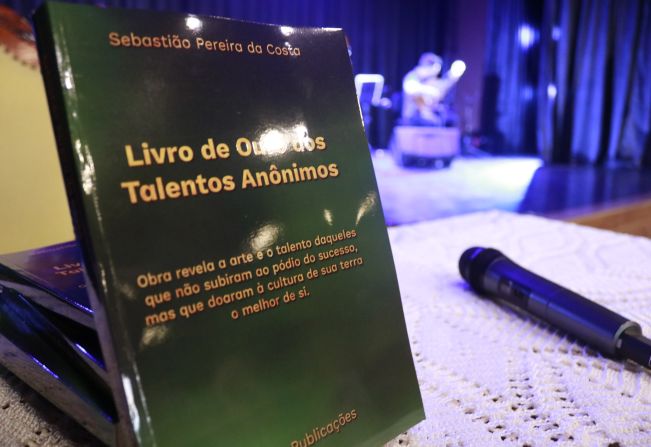 Escritor itapevense realiza lançamento de livro sobre talentos anônimos do município