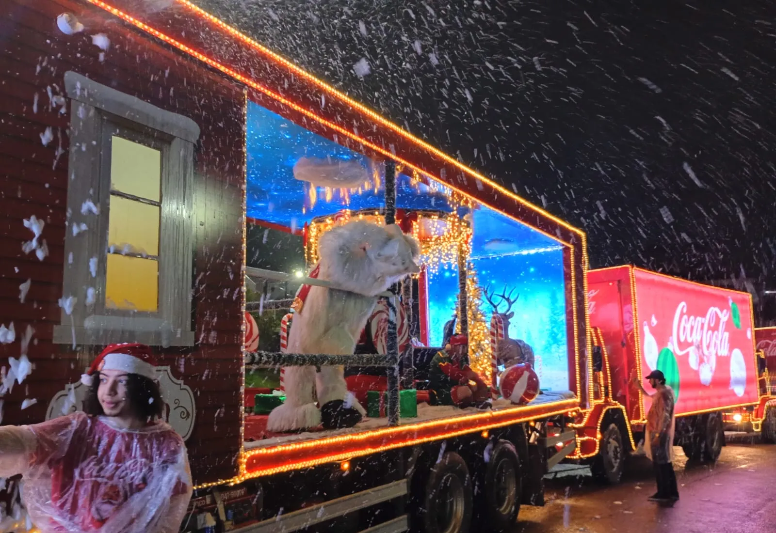 Itapeva recebe a passagem do caminhão natalino da Coca-Cola