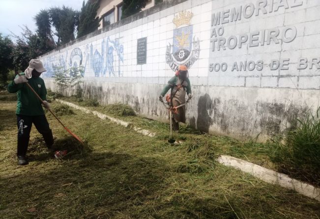 Av. Orestes Gonzaga e entorno recebem Serviços de roçada e limpeza