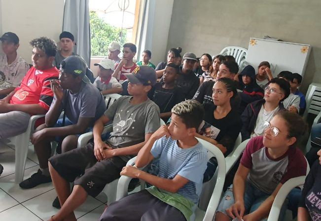 Palestra sobre prevenção da gravidez é realizada na Casa do Adolescente