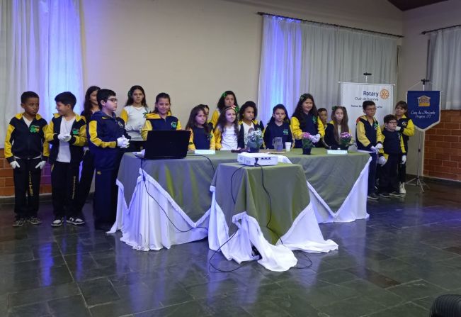 Alunos do Sistema Municipal de Ensino realizam apresentação cultural em Libras