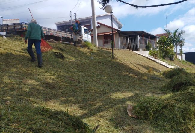 Serviços de roçada e limpeza seguem em pontos estratégicos da cidade