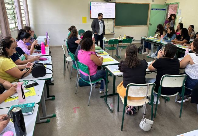 Atualização profissional sobre leitura infantil é realizada