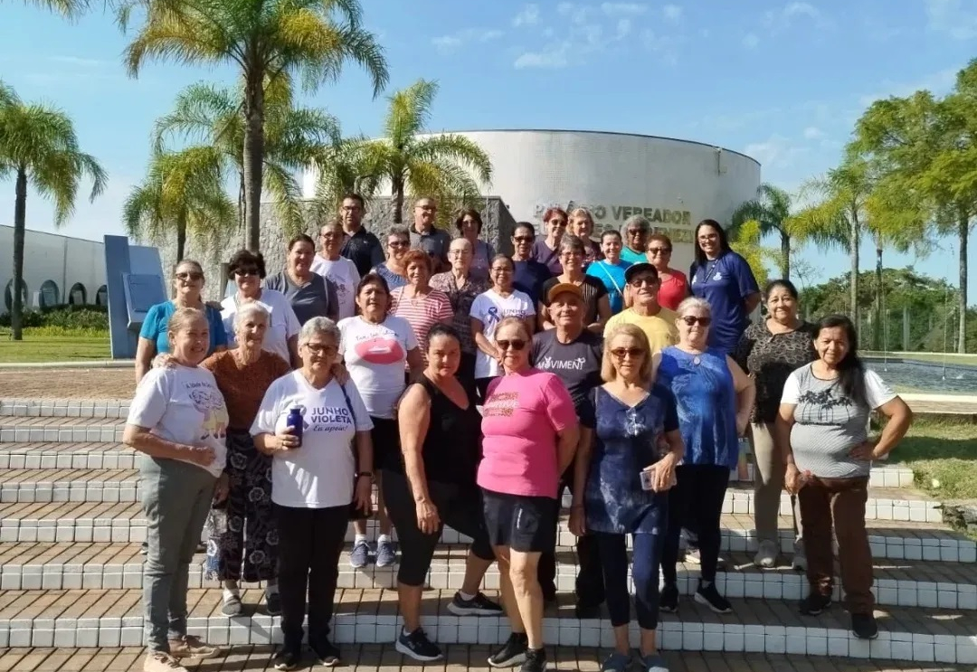 Idosos participam de atividade física ao ar livre