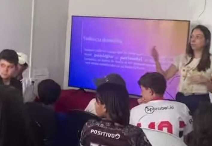 Adolescentes participam de palestra sobre violência contra a mulher