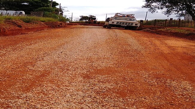 Secretaria de Administrações Regionais realiza serviços de passagem de máquina e cascalhamento no Bairro de Cima