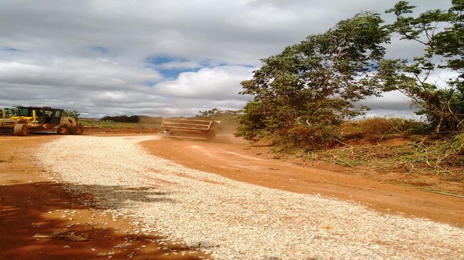 Secretaria de Transportes e Serviços Rurais realiza manutenção de estrada no Bairro Taquaral