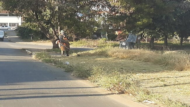 Secretaria de Administrações Regionais realizou serviços de limpeza na Rua Conchas na Vila Aparecida